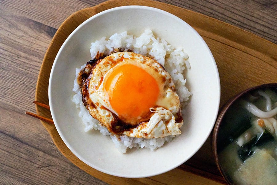 目玉焼きの照り焼き丼。