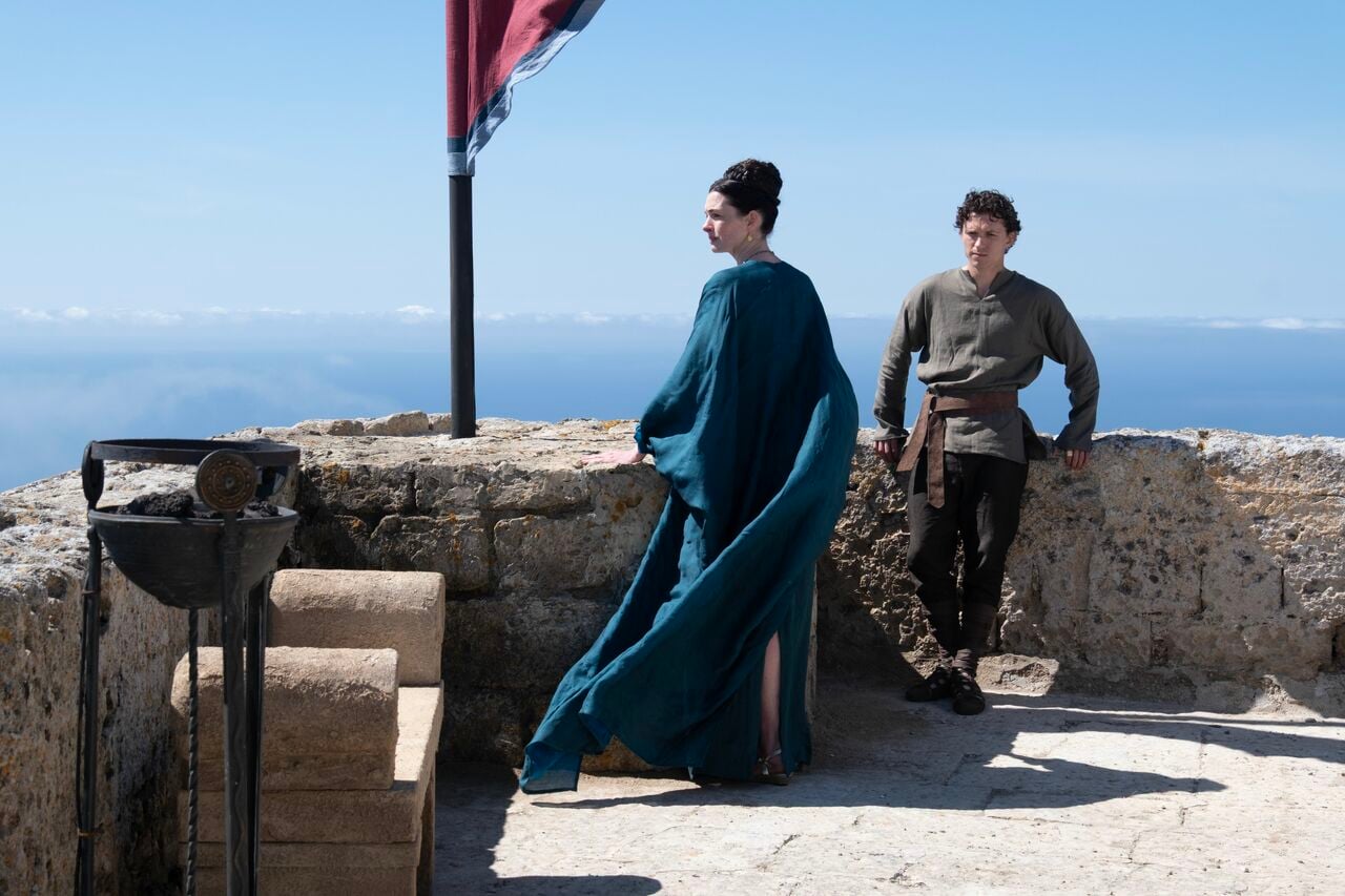 夫の帰りを待つ妻・ペネロペ（アン・ハサウェイ／左）と息子・テレマコス（トム・ホランド）。© 2026 UNIVERSAL STUDIOS