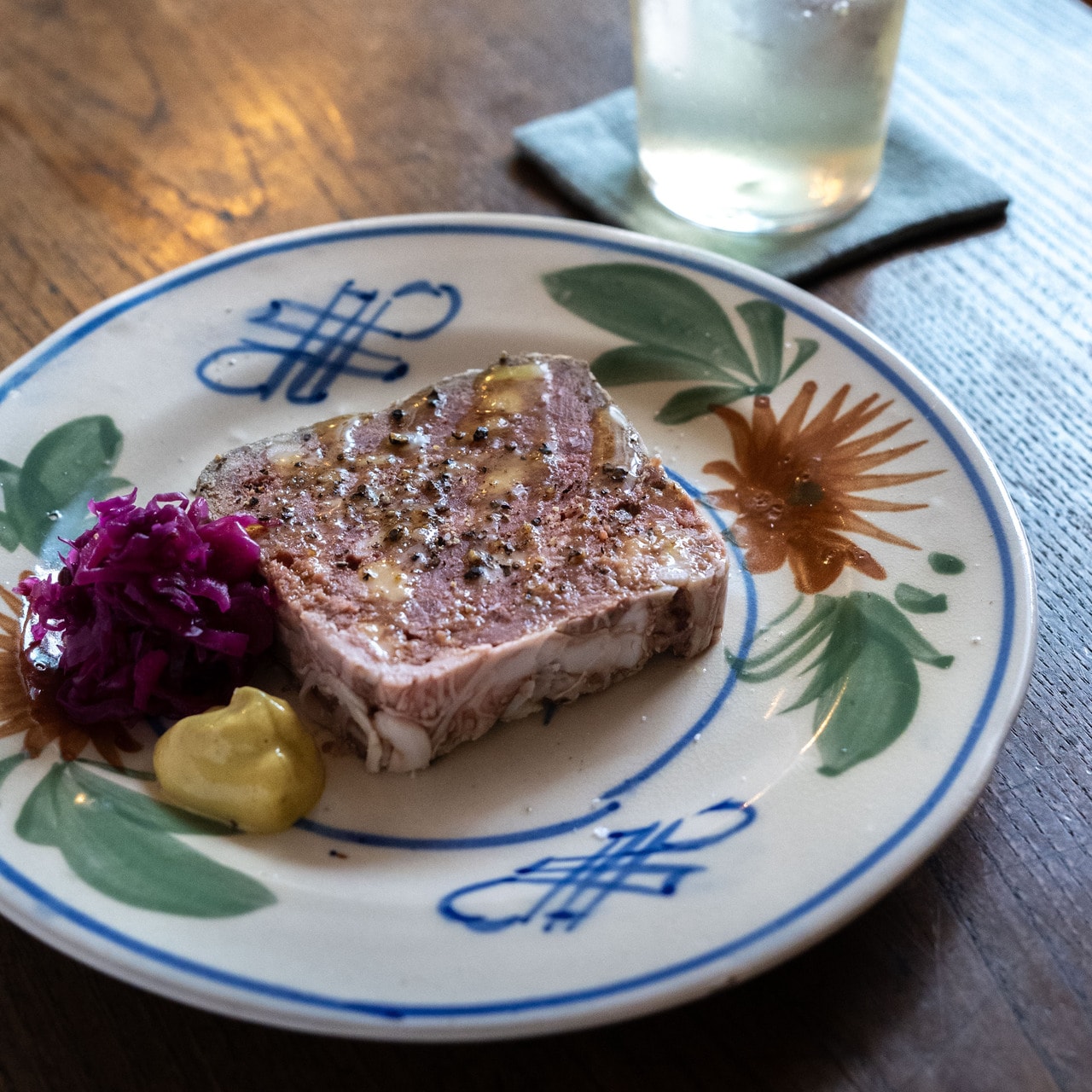 軽やかなのに肉感もしっかりの「大幸鹿のパテ」950円。