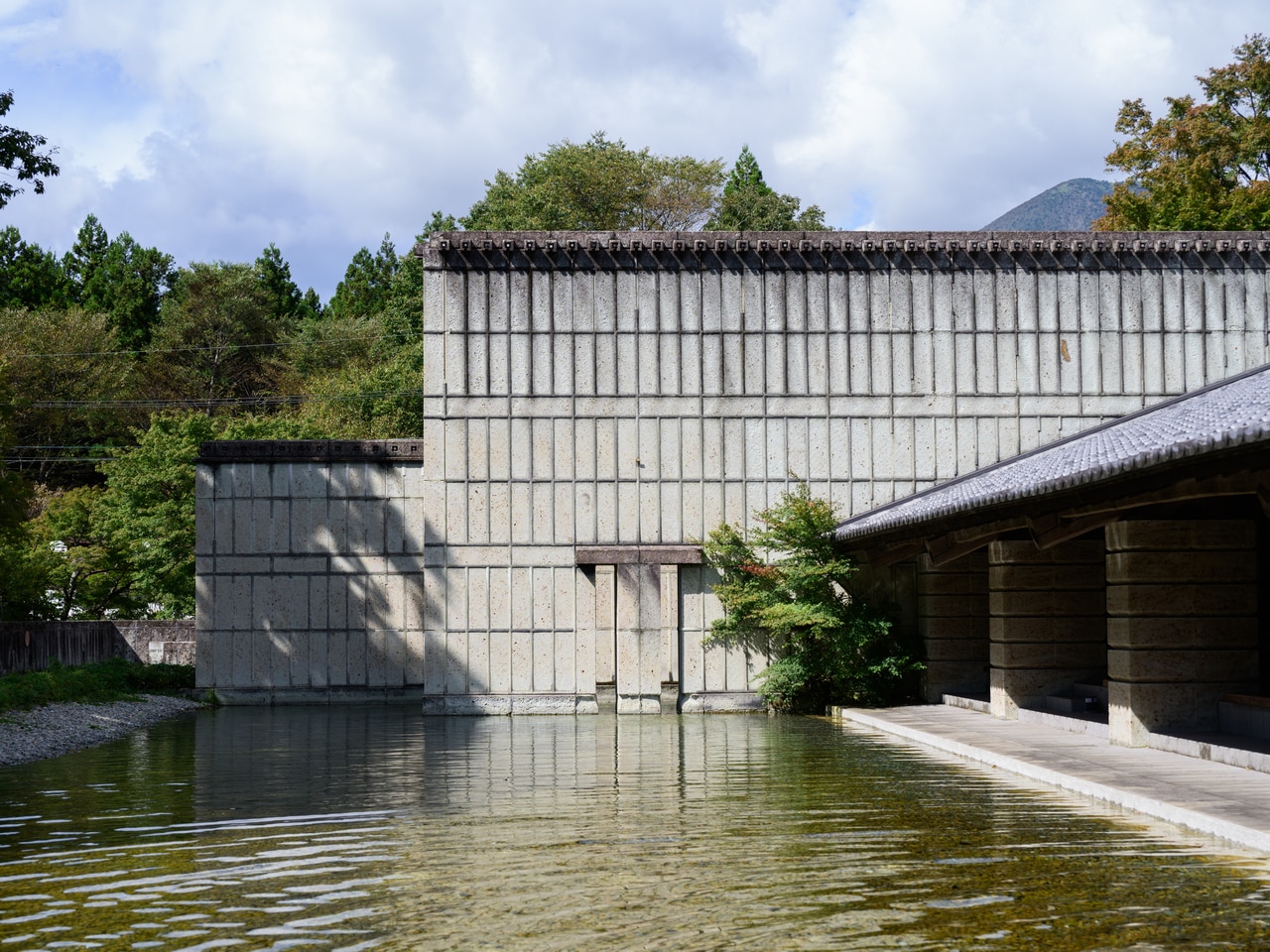 水庭の右側が「別館プレミア」の客室。