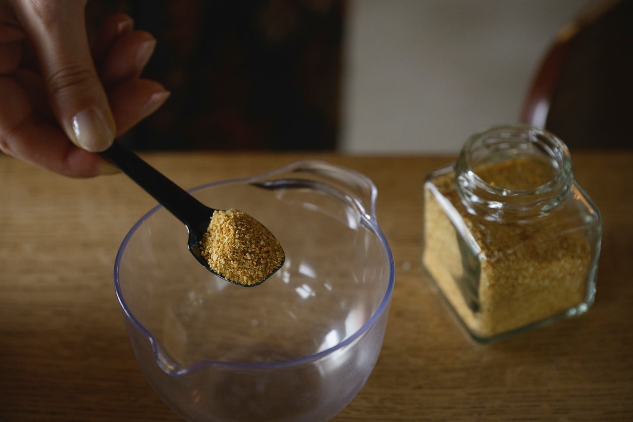 焼き塩にたっぷりと柚子パウダーを混ぜた柚子塩は、冷奴と相性抜群！