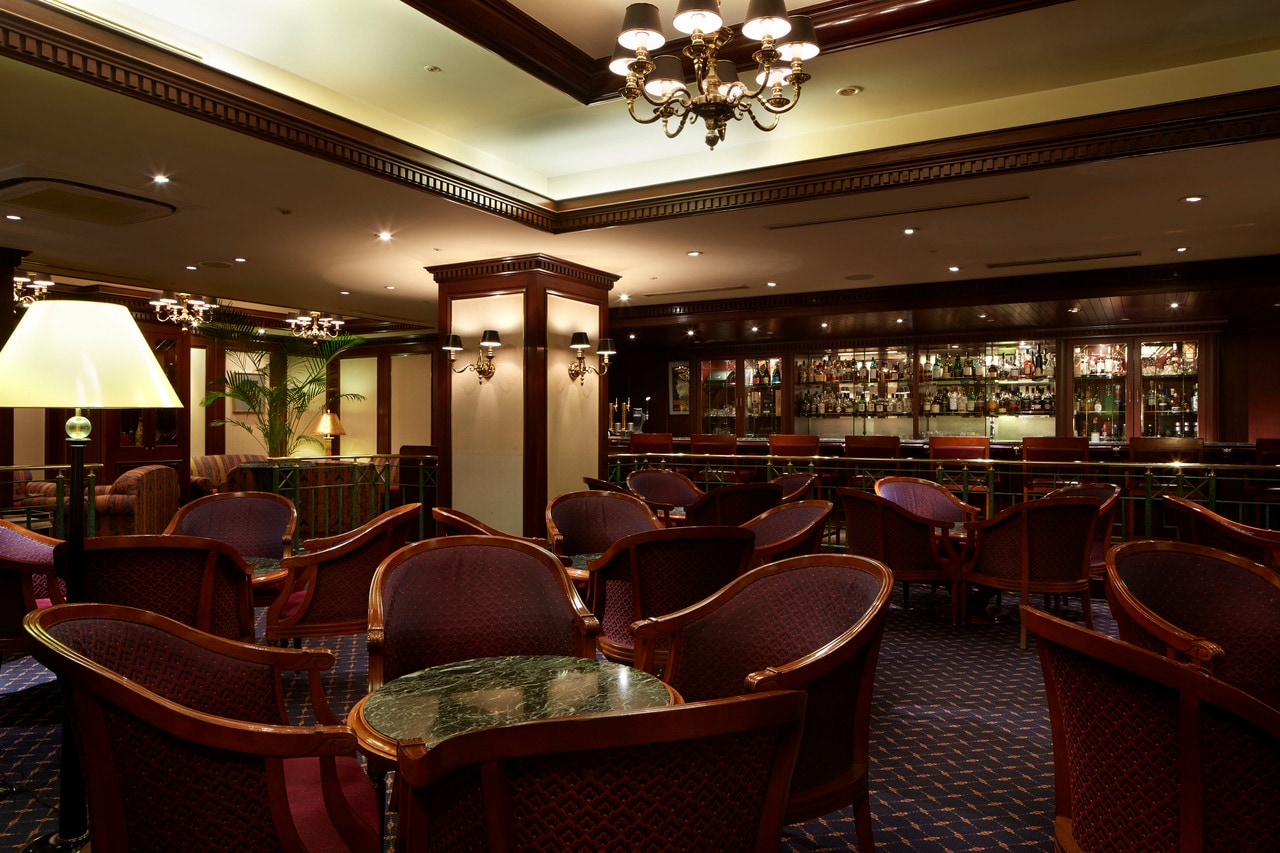 クラシカルで落ち着いた雰囲気の空間、ホテル1階のメインバー「フォースル」。