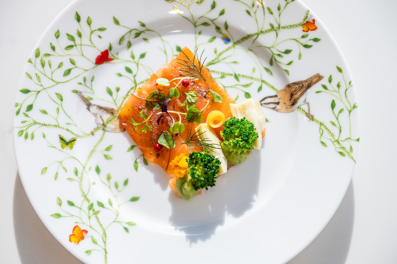 「アトランティックサーモンのマリネ アーティチョーク・ブロッコリー・アボカドのガーデン風オードブル」。