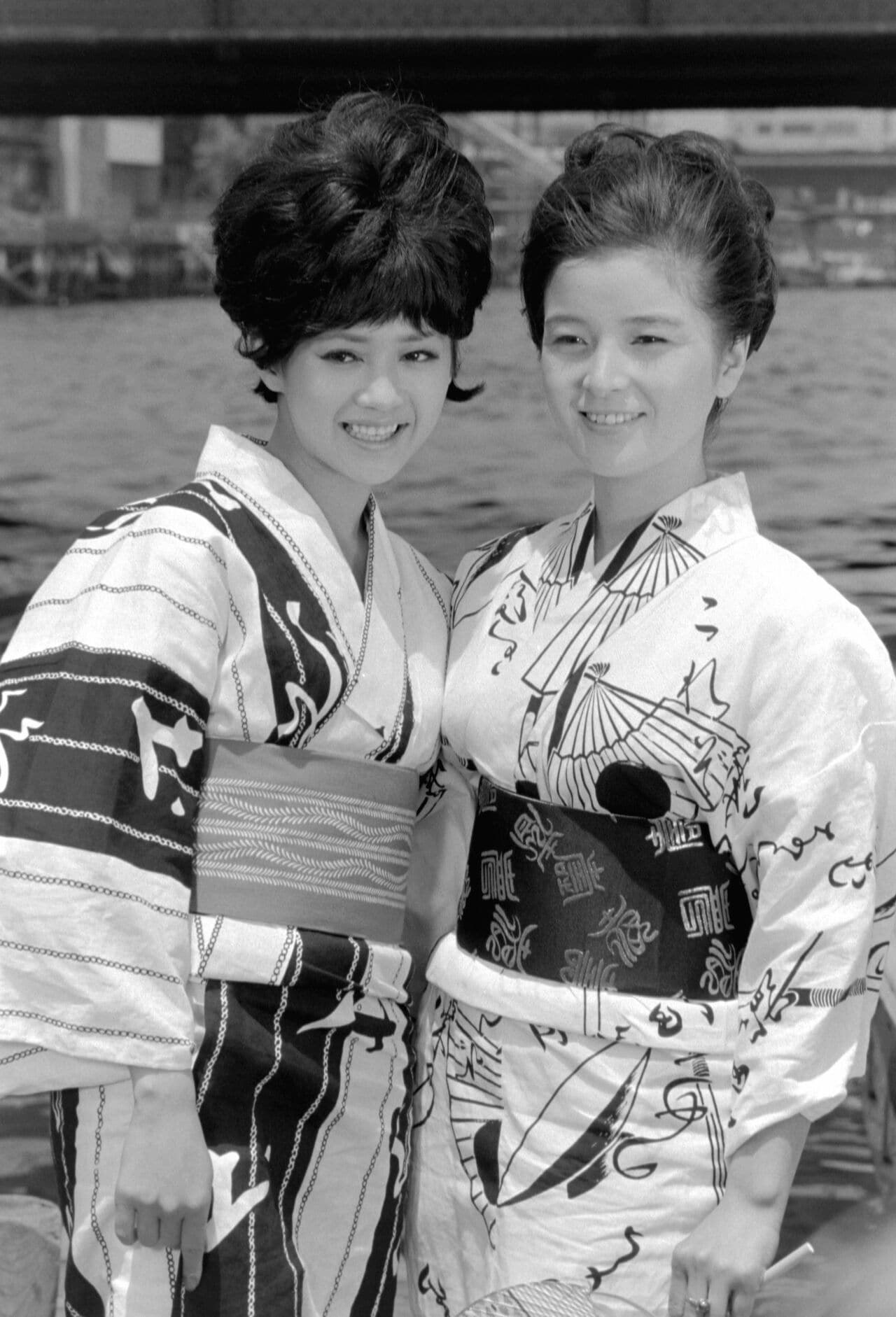 同時期に松竹に所属した加賀まりこ（左）、倍賞千恵子（1965年撮影）　©時事通信社