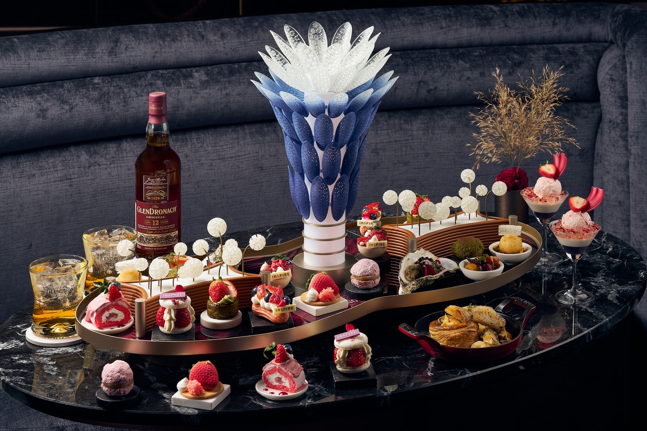 店内の装飾に見立てたユニークなトレーに乗って登場。