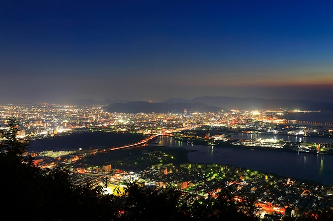 屋島 獅子の霊巌から見る夜景。kazukiatuko／PIXTA