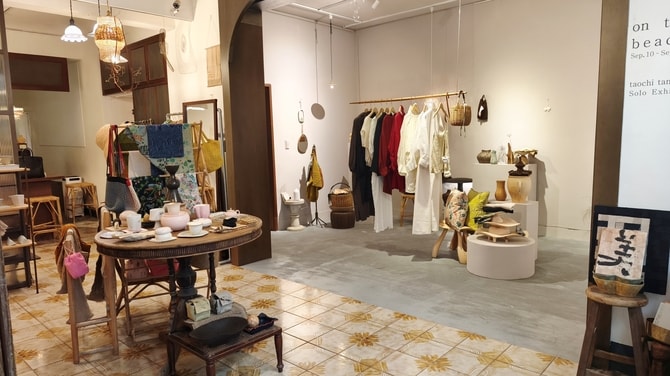 手前が茶器などの陶芸品、奥が服飾品のコーナーになっています。