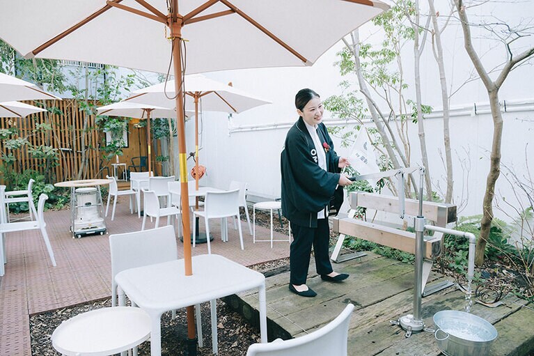 カフェを併設する「OMOKEN PARK」の庭には井戸が。熊本市は水道水源のすべてを地下水でまかなっている地下水都市であり、阿蘇から何十年もかけて地下水が届いていることを体感できます。植栽をOMO5熊本と同じ会社が手掛けていたり、名前に繋がりがあったり、なにかと縁を感じるこちら。2階テラスにはドームテントもあり、商店街の中ということを忘れるくつろぎの空間が広がっていました。