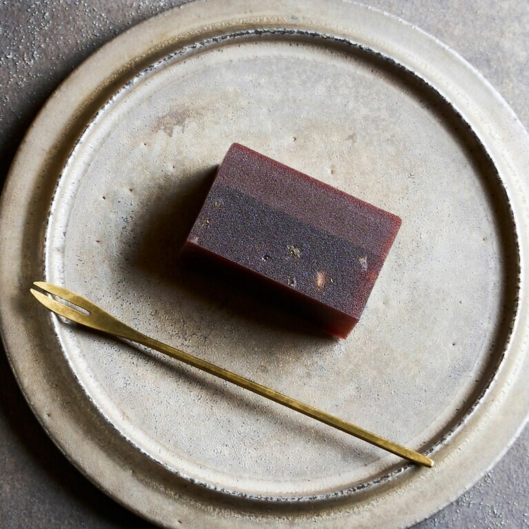 2層の“ノワール”が奏でる餡、カカオ、オレンジピールの調和した味わいを楽しめる「ノワールの調べ」。