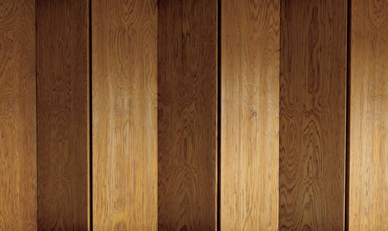 客室のベッドを取り囲むように日本の銘木を配する。