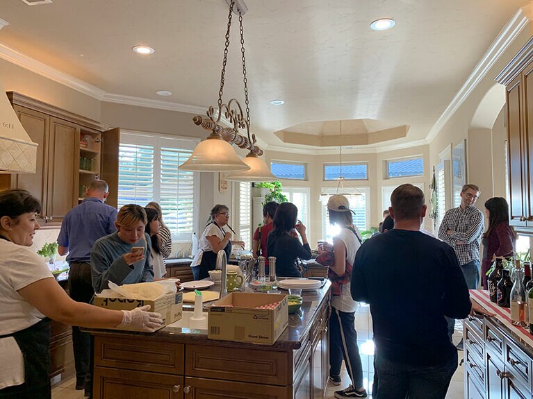 広々としたキッチンが笑い声で満たされた、なごやかなホームパーティだ。