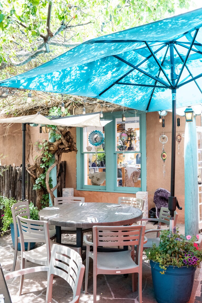 サンタフェ・プラザの歴史地区に佇むかわいいレストラン。