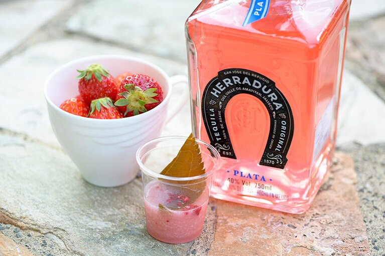 「HARU(春)ガリータ」。今回のために、エラドゥーラ・プラダにジャポネ桜とモナンローズシロップを入れてピンク色にしたのだとか。オシャレ！