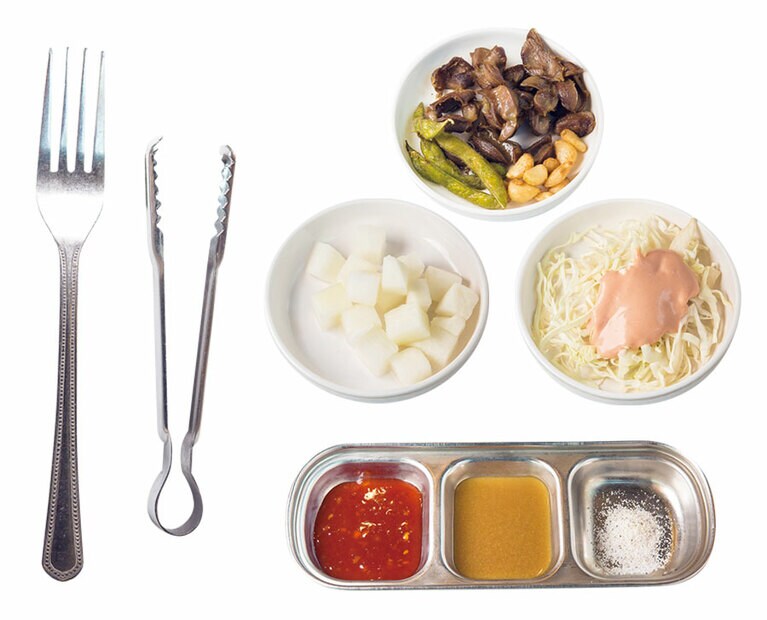 お好みで辛子ソースやチリソースをつけて。