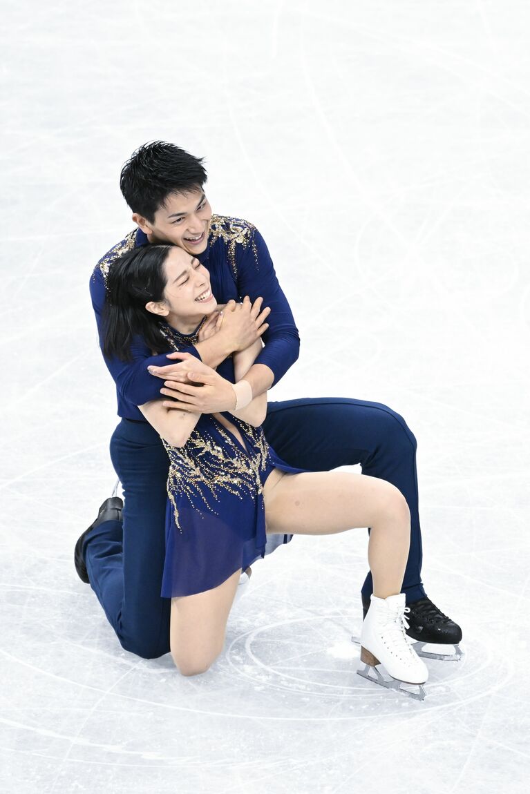 フィギュアスケート2023世界選手権、三浦璃来を抱きしめる木原龍一　©文藝春秋