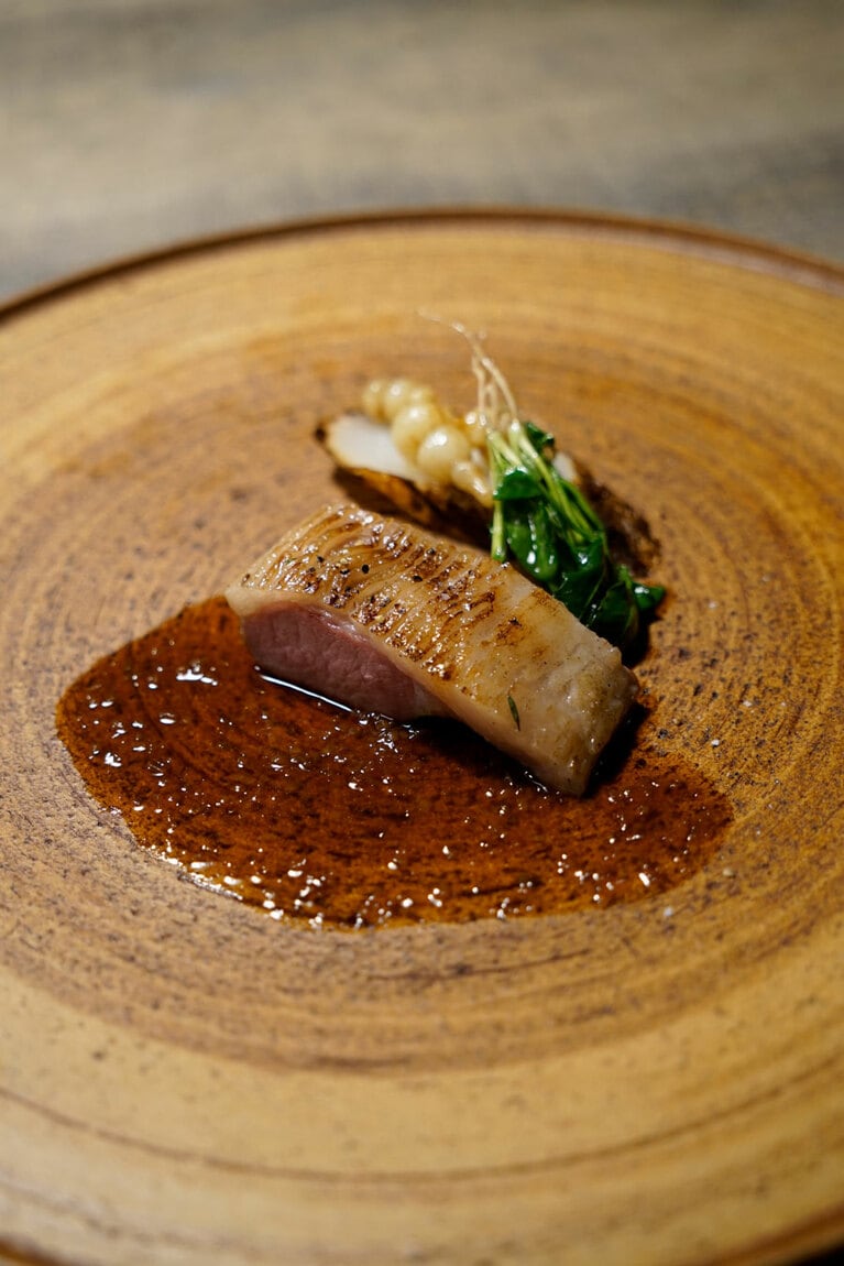 猪のクラシタ(肩ロース)。添えられているのは、ほうれん草、寒干し大根、つぶつぶのかわいい形をしたチョロギ。絶妙な火入れは谷口シェフの真骨頂だ。