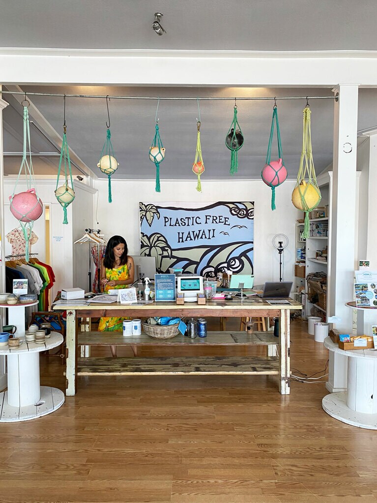 漁業活動からうまれるウキなどのゴミもインテリアにして販売。