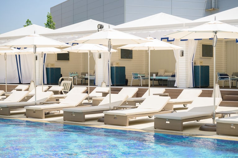 白を基調にした屋外エリアは、まるで海外の高級リゾート。気分は完全にバカンス。