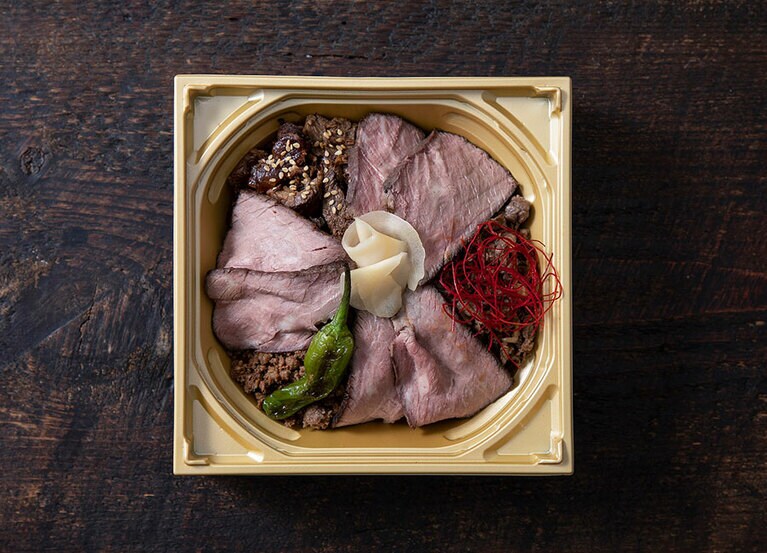 肉卸小島(エキュート品川)「肉まみれ弁当」 2,280円。