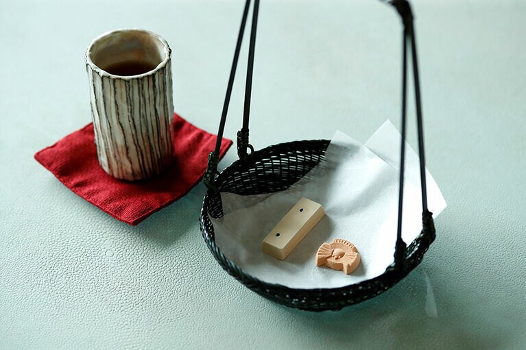 金沢の日本茶専門店「天野茶店」の加賀棒茶と、細やかな技術が光る落雁。