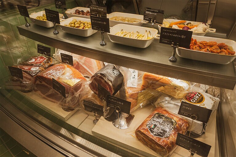 惣菜やハムなど自宅でそのままつまめる食材が並ぶ。