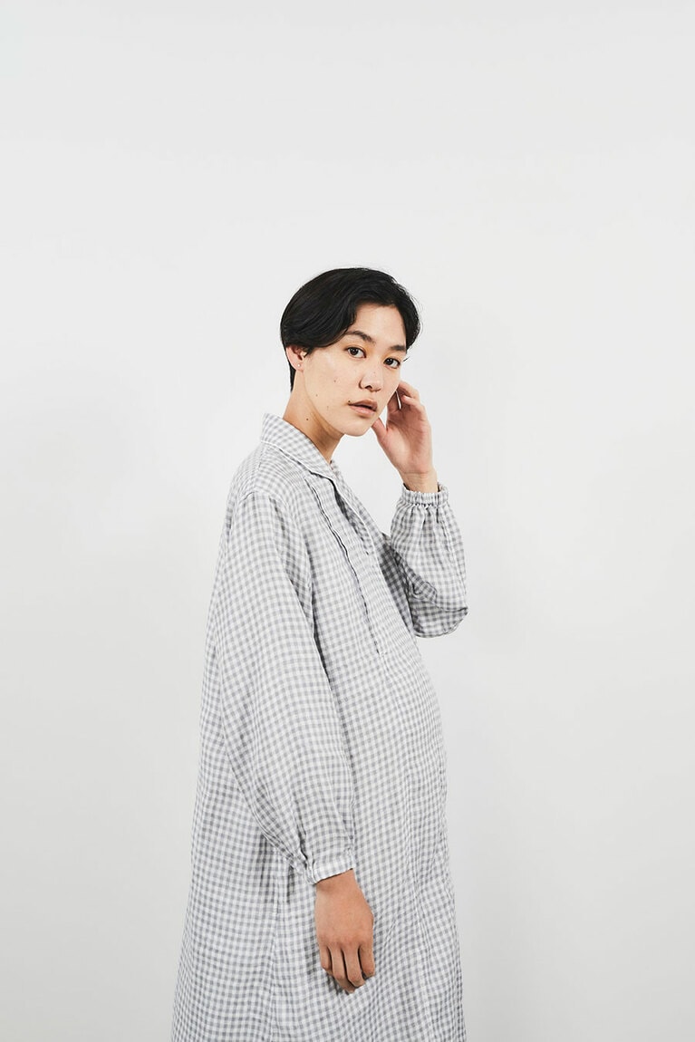 開閉しやすいスナップボタンを使用した授乳口、家事で袖が濡れないよう袖ゴムを使用したバルーンスリーブも特徴のサスティナブルコットンシリーズ。定番人気のワンピースドレス 25,520円。