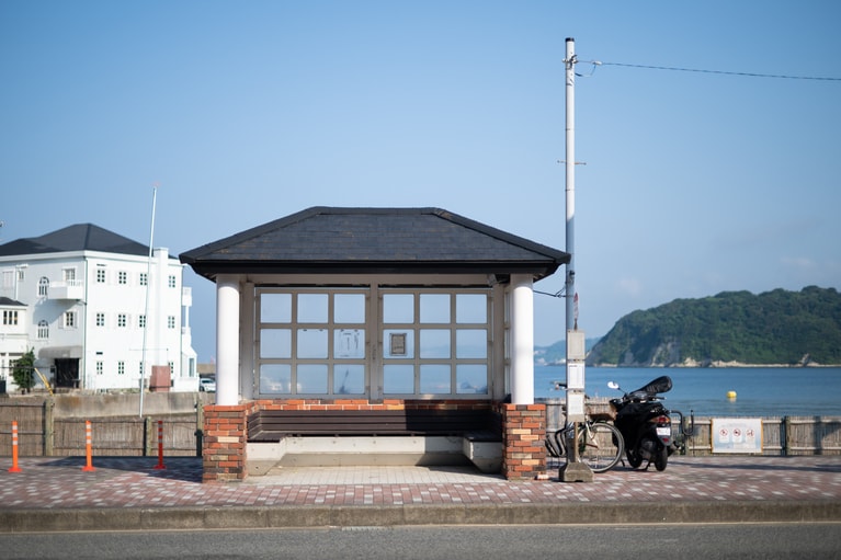ハヤママーケットの最寄りバス停は「鐙摺」。待合室のすぐうしろが海！