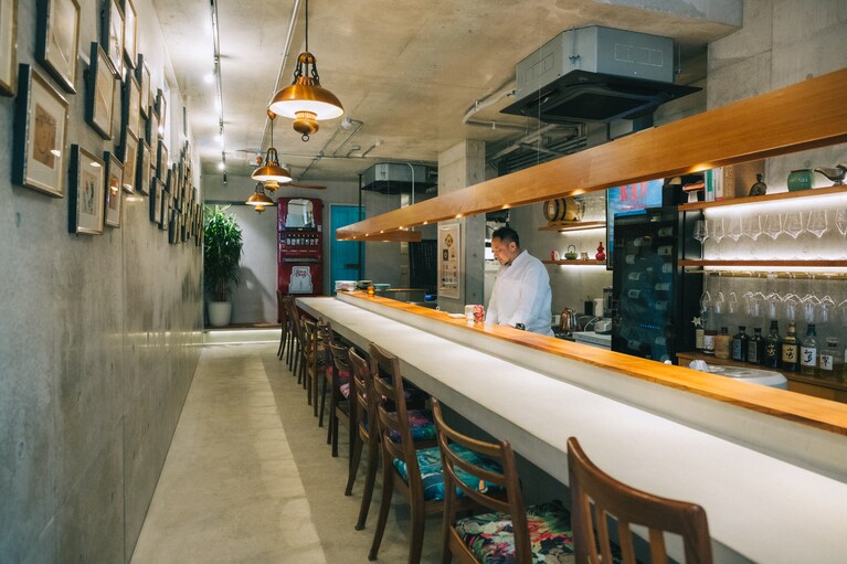 ロングカウンターが印象的な洒脱な店内。