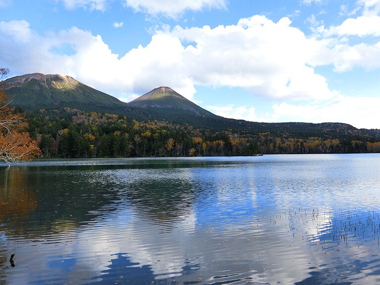 刻一刻と表情を変えるオンネトー。湖面に映るのは、雄阿寒岳と雌阿寒岳。