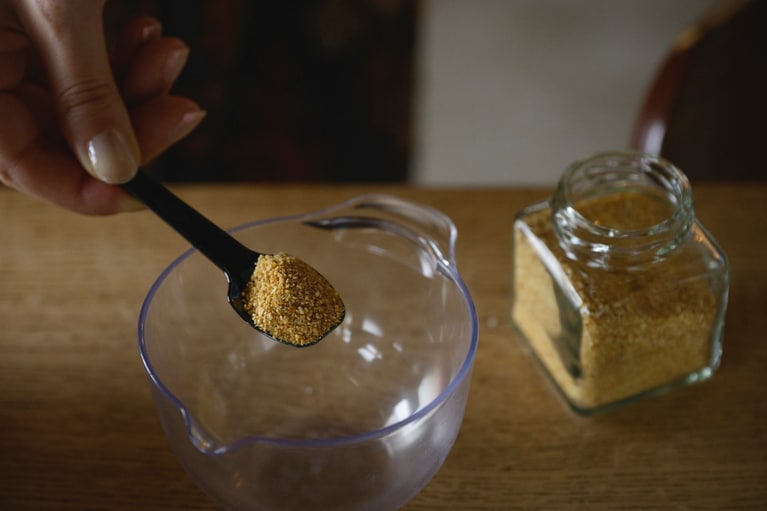 焼き塩にたっぷりと柚子パウダーを混ぜた柚子塩は、冷奴と相性抜群！