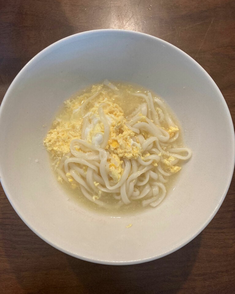 昼食はうどん＋溶き卵。鶏そぼろぐらいは入れてもいいような気がしたが、我慢した。
