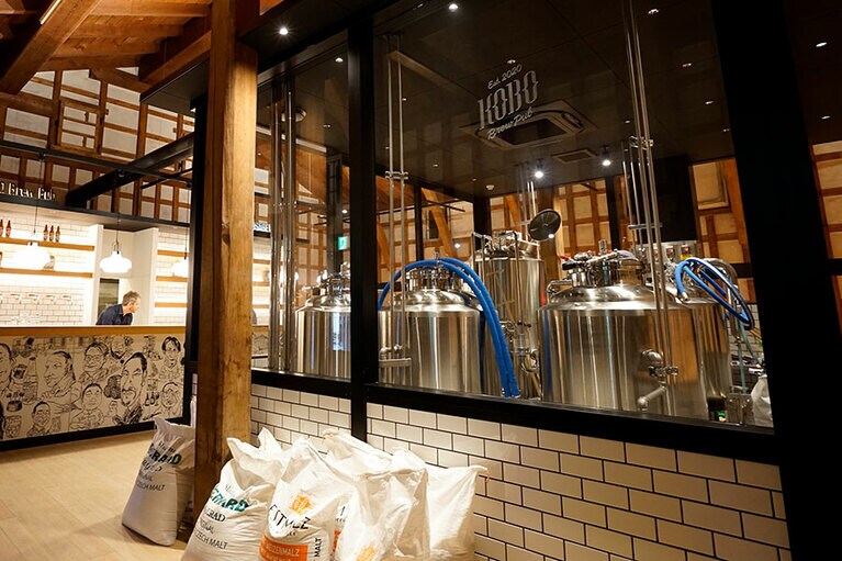 ガラス越しに醸造タンクを見学することができる。