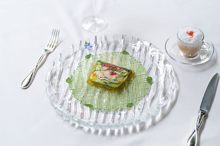 前菜のオマールはビスク付き。コース各皿と「スープペアリング」が楽しめるのがここの特徴で、ドライブ旅のノンアルコールを補完する味わいになるはず。