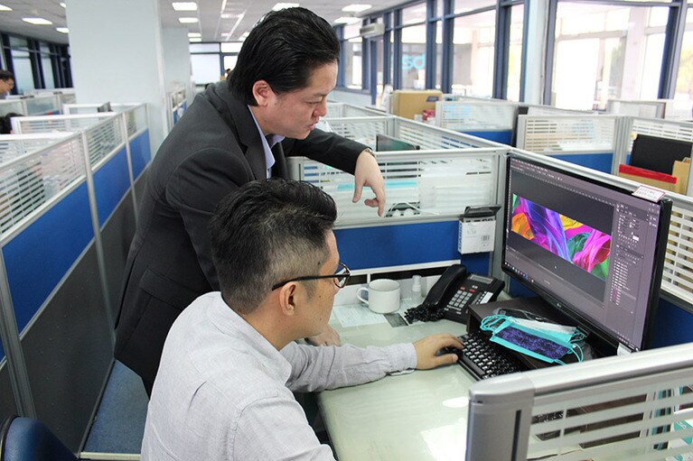 デザイン性が高いコラボレーションは、デザイナーの腕の見せどころ。この後、あっと驚く斬新なデザイン画面を目撃！