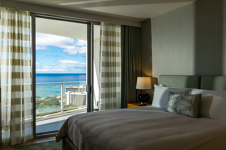 大きな窓から望む高層の眺望が素晴らしい。