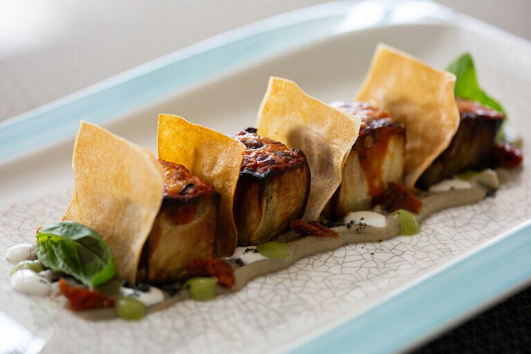 燻製ナスのミルフィーユ、トマトの砂糖漬けとリコッタとバジリコペーストのソースで。28ユーロ。