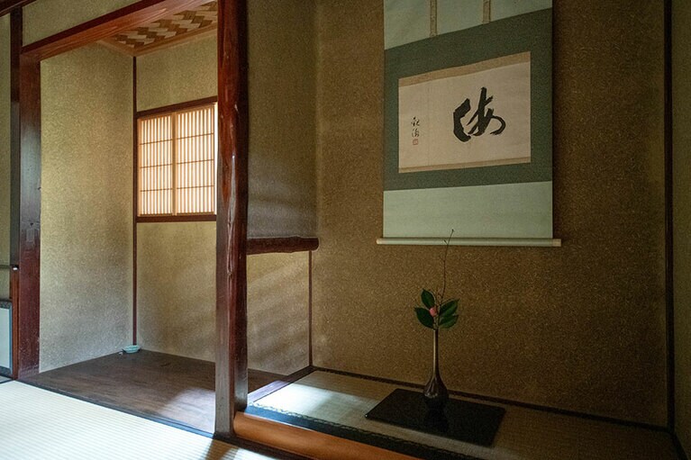 北陸の海を思わせる掛け軸と、今朝方、活けられたであろう椿の蕾。