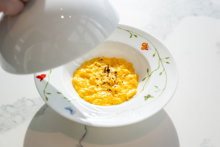 「トリュフの香りを閉じ込めたトロトロクリーミースクランブルエッグ」。