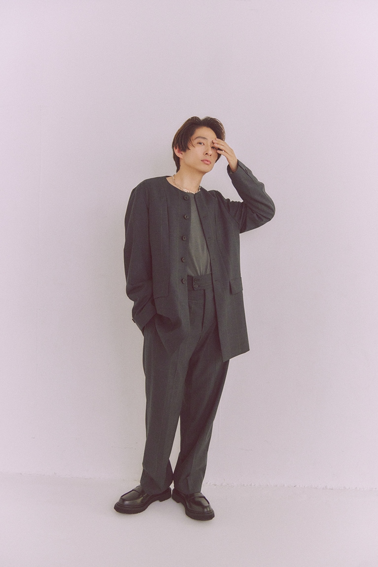 ジャケット 88,000円、パンツ53,900円／コール　(ダフオフィス 03-6303-2591)、靴 72,600円／アデュー　(バウ インク 070-9199-0913)、ネックレス155,100円／プリュイ　(プリュイ トウキョウ 03-6450-5777)、その他／スタイリスト私物