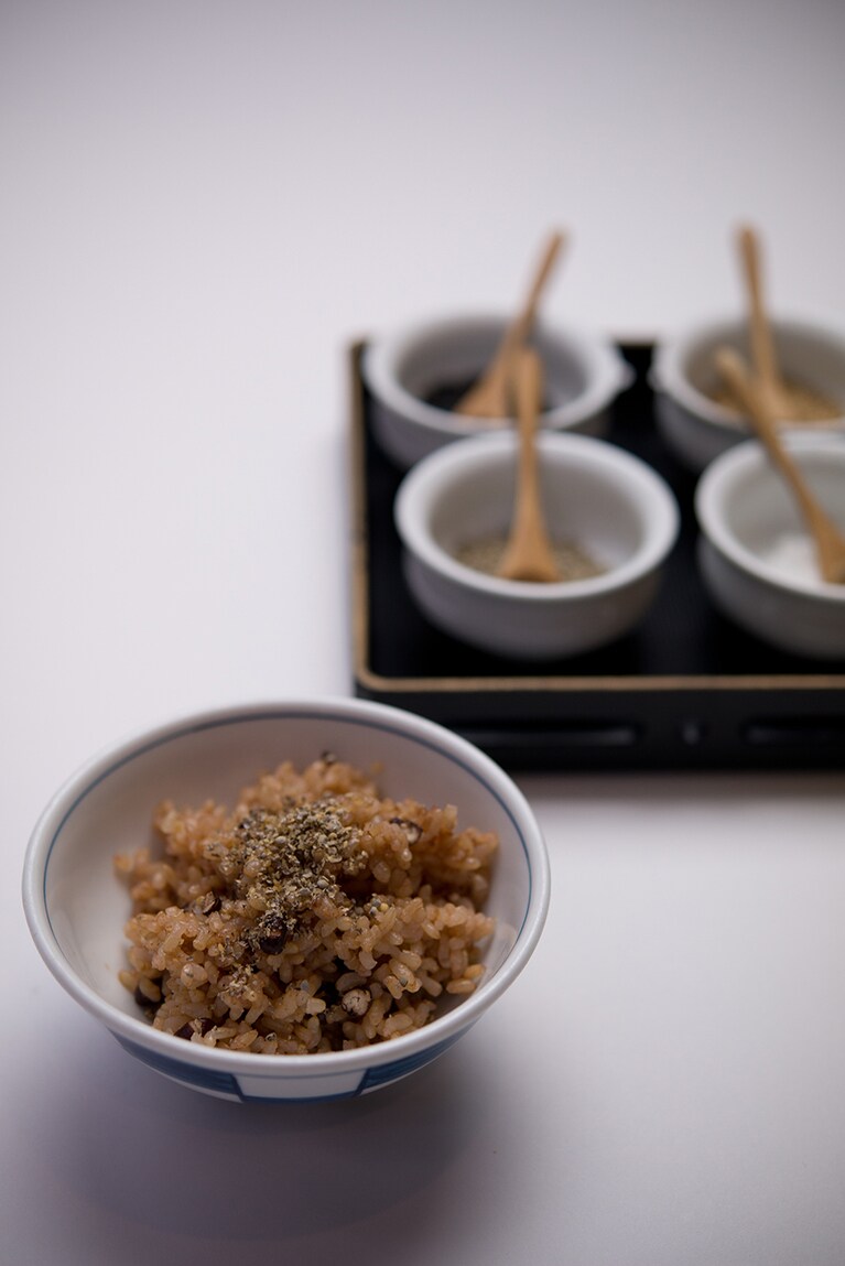 旅館大沼［宮城／東鳴子温泉］玄米ご飯・こまセット。