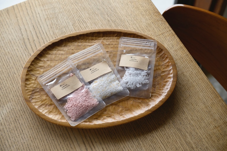 左より赤ワイン塩、柚子塩、基本の塩。通常のワークショップでは4種類の塩づくりが体験できる。完成した塩は、パッケージしてお土産としてお持ち帰り。