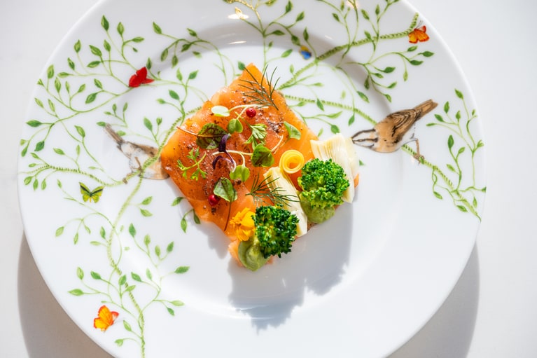 「アトランティックサーモンのマリネ アーティチョーク・ブロッコリー・アボカドのガーデン風オードブル」。