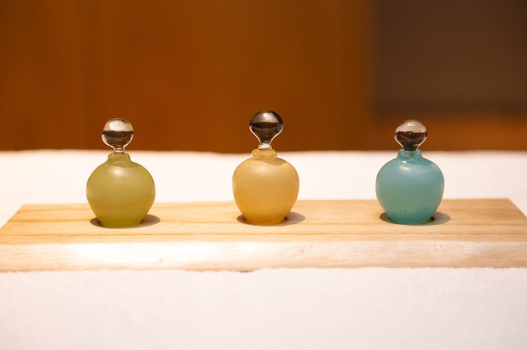 初日夜、就寝前のスパトリートメントに使うオイルはどれも柔らかな香り。イランイラン・ネロリ、ゆず・黒文字、ヒバ・ジンジャーの3種から好きなものを選んで。