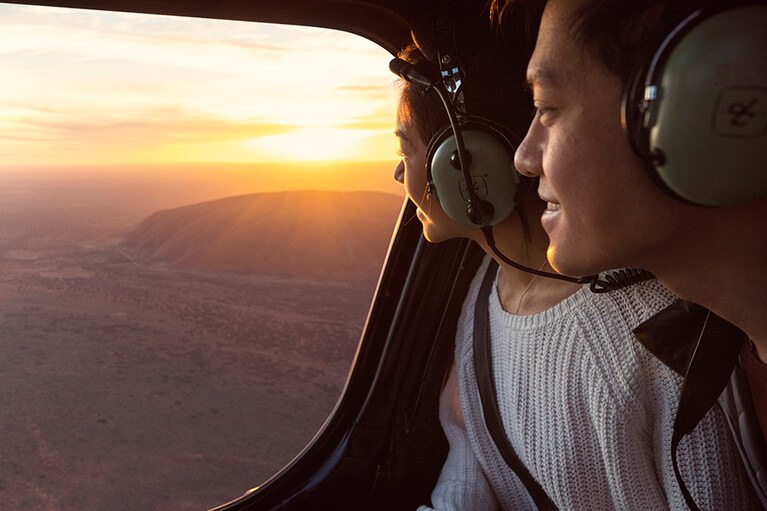 世界最大級の岩、ウルルの巨大さを空から実感できるヘリ遊覧。Photo：Tourism NT／Felix Baker