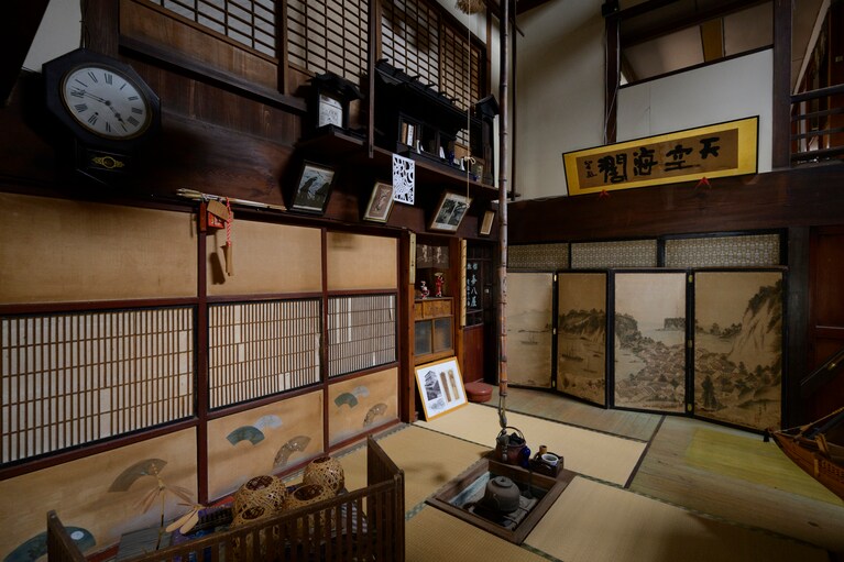 昭和4年に3層を増築し、5階建ての旅館に。1階の囲炉裏のある吹き抜けの茶の間は、見学することができます。