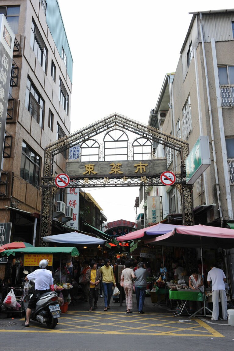 台南小吃で知られるグルメの街。