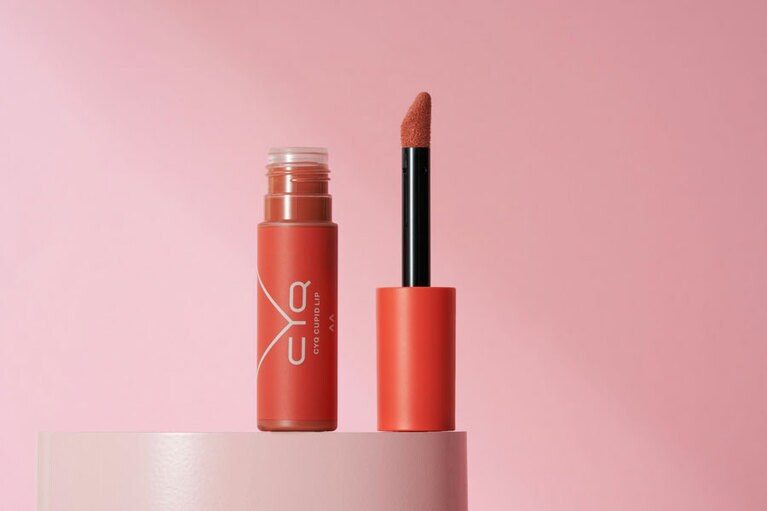 シーワイキューキューピッドリップ 03 Cupid Orange(キューピッドオレンジ)。明るく可憐な花のようなオレンジ。