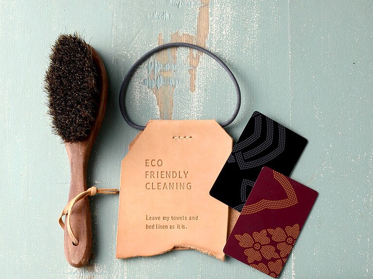 左から、台東区鳥越を拠点にさまざまな職人とコラボしたデザインアイテムを手がける「SyuRo」の洋服ブラシ 4,590円〈U・A・K〉、皮の端材を使って作られた「エコフレンドリーカード」〈U〉、日本伝統の家紋を現代のライフスタイルに合わせた形で提案する「京源」がデザインしたカードキー〈U〉。