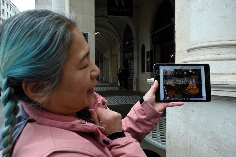 グリンゴッツ魔法銀行の説明を建物の前で。映画のシーンも交えてガイドしてくれます。