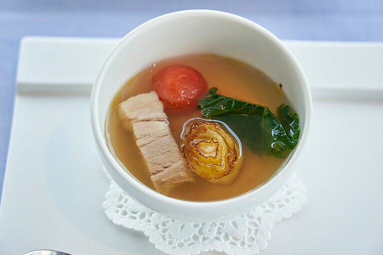 Zuppa：イタリア人がつくった豚汁をイメージした「岩手白金豚バラ肉と冬野菜のボッリート 白インゲン豆のポタッジオ仕立て」